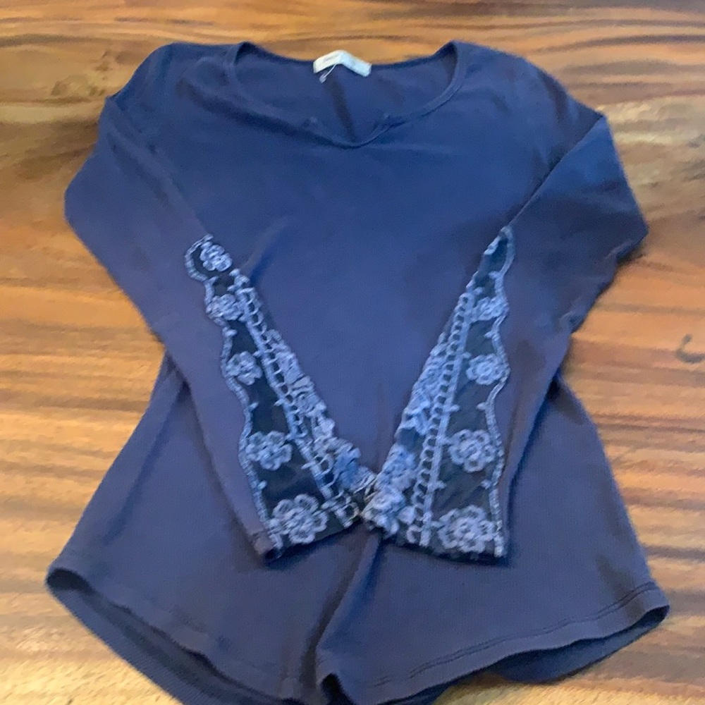 New Bear dance small lace accent long sleeve shirt